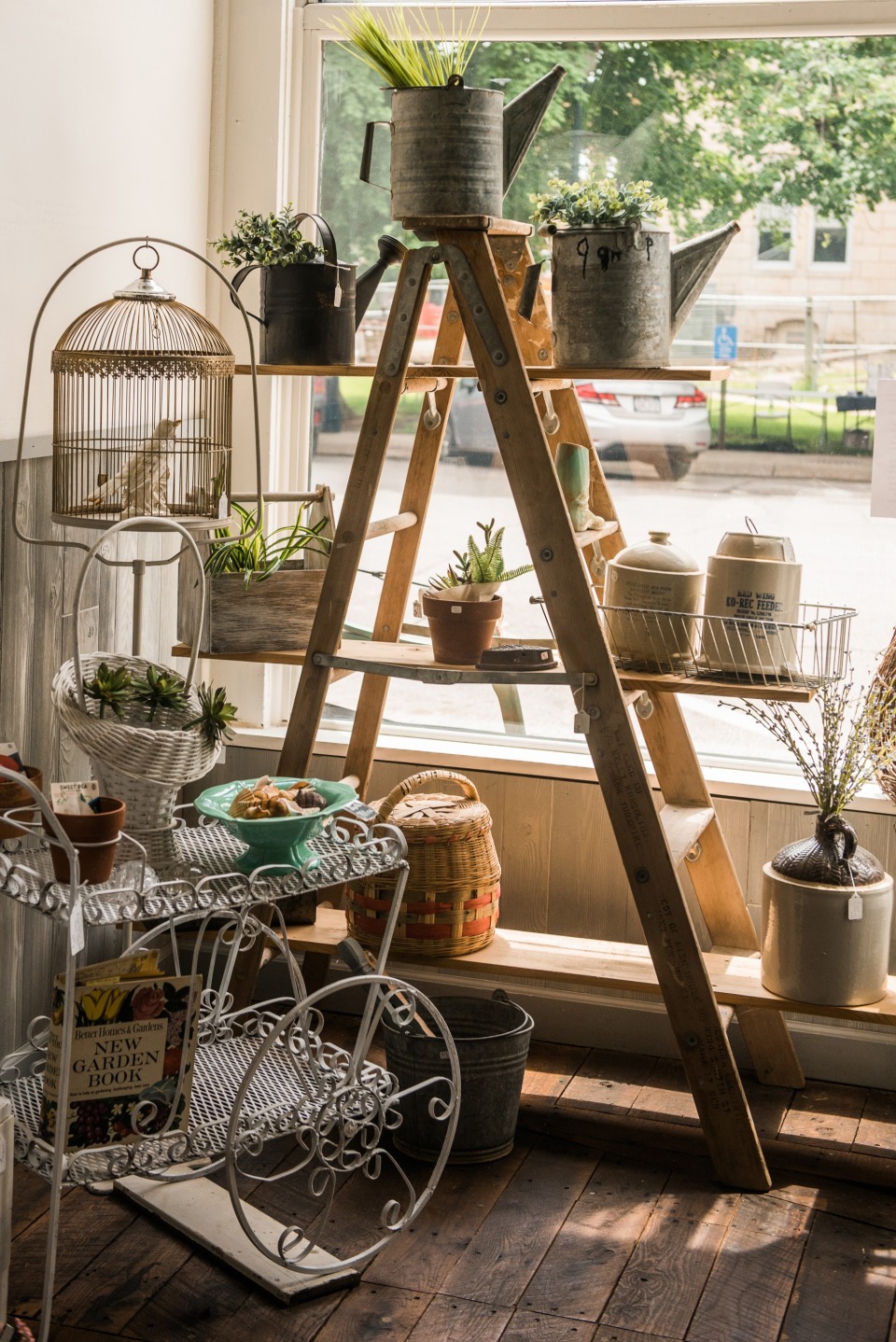 White Cottage Market photo